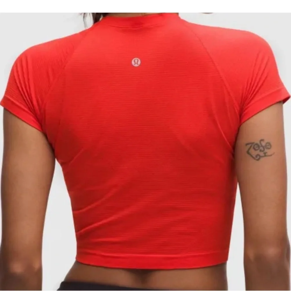 Lululemon Swiftly Tech Cropped Red Short-Sleeve Shirt. See measurements - Picture 2 of 5